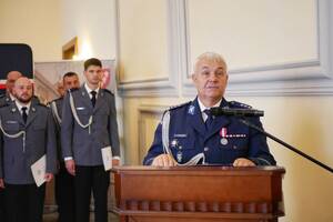 Zastępca Komendanta Wojewódzkiego Policji w Opolu podczas przemówienia