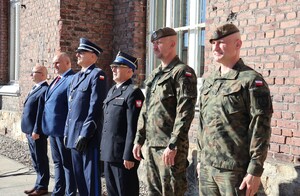 Komendant Powiatowy Policji podczas uroczystości rozpoczęcia roku szkolnego z uczniami
