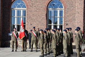 Komendant Powiatowy Policji podczas uroczystości rozpoczęcia roku szkolnego z uczniami