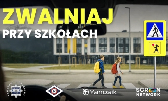 przejście dla pieszych a na nim dzieci