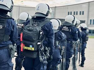 policjanci podczas zabezpieczenia meczu