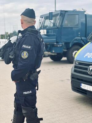 policjanci podczas zabezpieczenia meczu