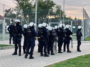 policjanci podczas zabezpieczenia meczu