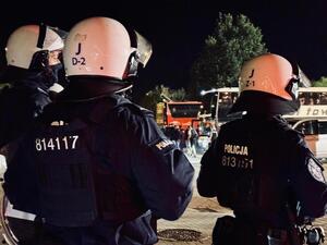 policjanci podczas zabezpieczenia meczu