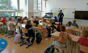 policjantka na spotkaniu z uczniami