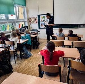 policjantka na spotkaniu z uczniami