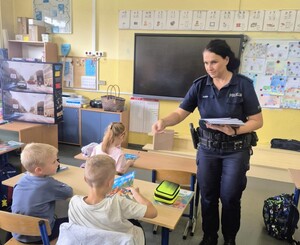Policjantki podczas spotkania z uczniami w szkole