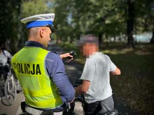 policjanci podczas kontroli