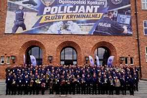 policjantka podczas konkursu i nagrody