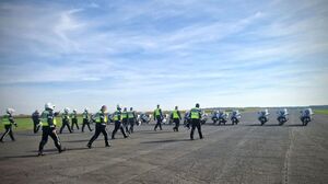 policjanci podczas szkolenia na torze