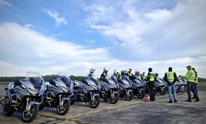 policjanci podczas szkolenia na torze