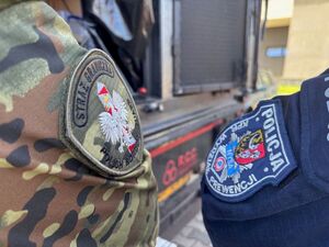 młodzież oraz funkcjonariusze podczas wspólnych działań