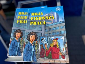 młodzież oraz funkcjonariusze podczas wspólnych działań