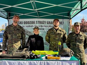 młodzież oraz funkcjonariusze podczas wspólnych działań