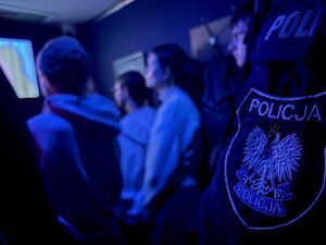 młodzież oraz funkcjonariusze podczas wspólnych działań