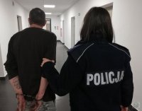 Policjantka prowadzi zatrzymanego mężczyznę