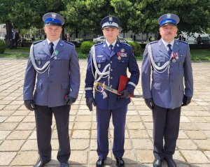 Na zdjęciu Komendant Wojewódzki Policji w Opolu wraz z mł. asp. Grzegorz Gorski i policjantem z KWP w Opolu