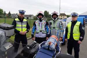 policjanci z motocyklistami
