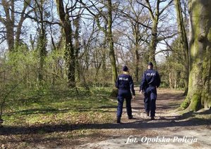 policjanci w trakcie sprawdzania czy przestrzegane są obostrzenia