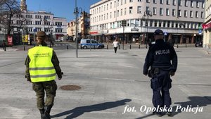 policjanci w trakcie sprawdzania czy przestrzegane są obostrzenia